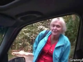 Vanha mummi ratsastaa minun pietari oikea sisään the auto