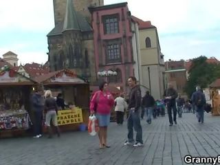 Besta turist jumps på manhood