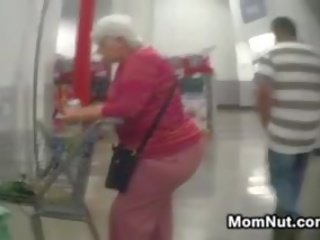 Didelis senelė užpakaliukas šnipinėjo apie į as parduotuvė