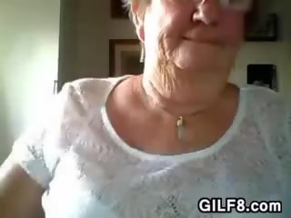 Starý žena bliká ji pěkný prsa