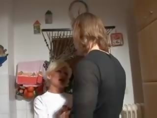 Fabulous si rambut perang warga german nenek terbentur dalam dapur