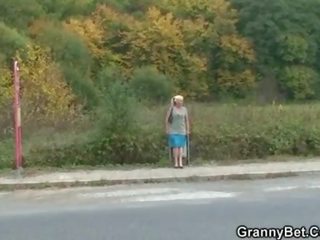 Vecmāmiņa streetwalker ir picked augšup un fucked