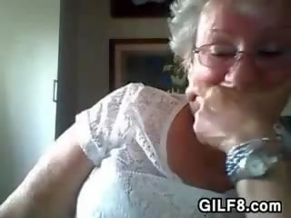 Velho mulher piscando dela agradável mama
